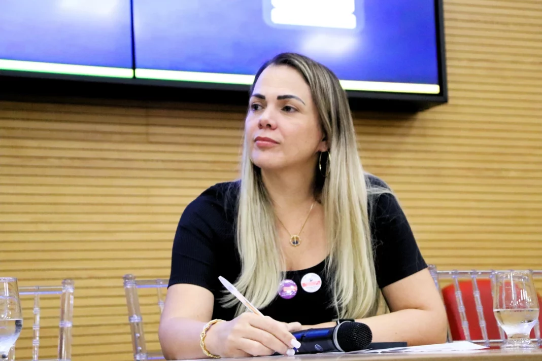 Deputada alerta sobre precariedade em escola e cobra ação da Seduc