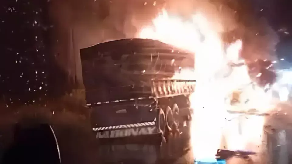 VÍDEO: Colisão entre carretas provoca incêndio na BR-364 e deixa um morto e um ferido