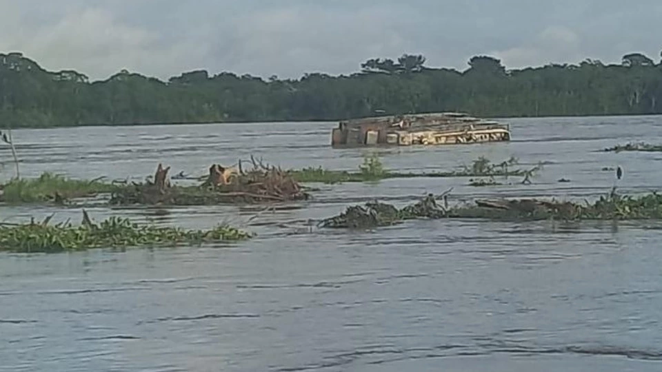 Barco Hospital do Governo de Rondônia afunda no rio Mamoré