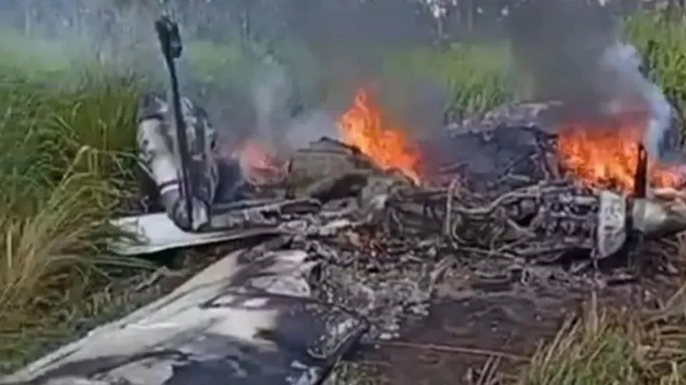 Avião de pequeno porte cai após ser abatido em suposto confronto aéreo