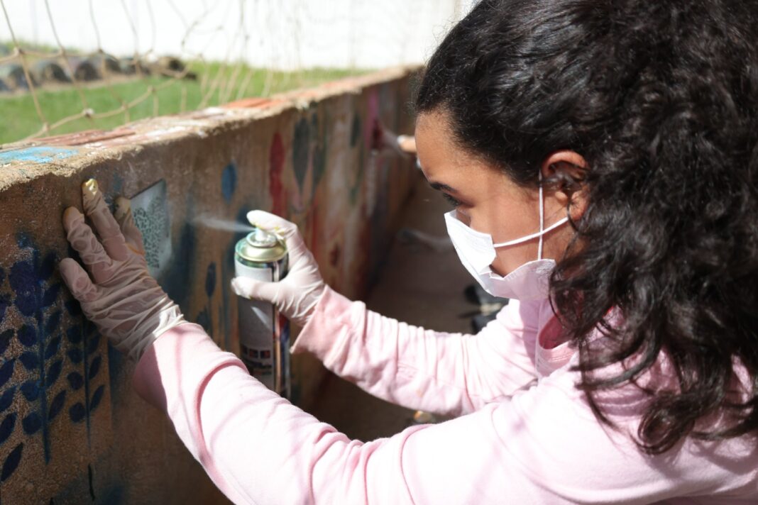 3ª Oficina de Artes Criativas capacita 60 alunos com aulas de fotografia e grafite em Vilhena