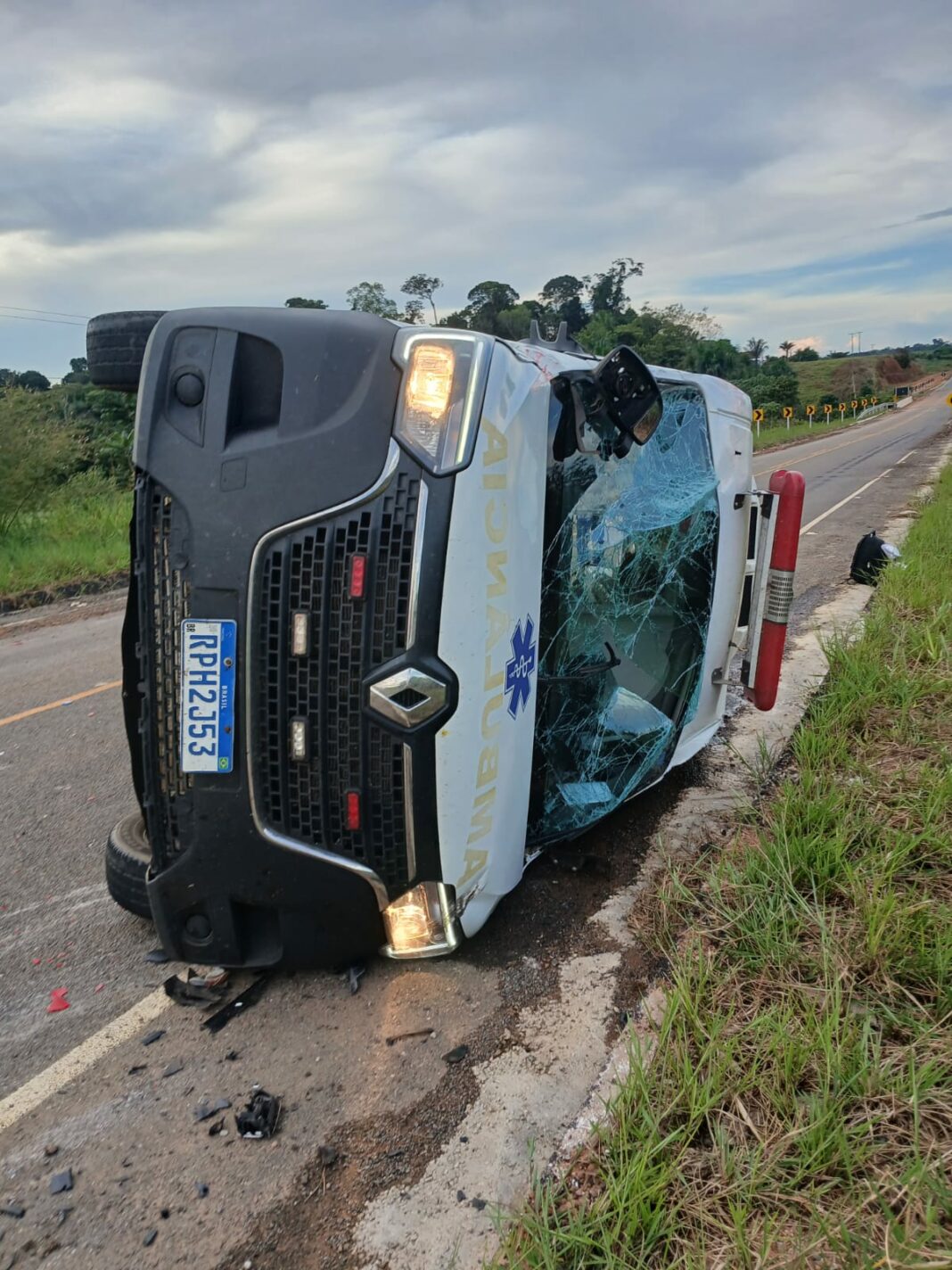 Ambulância capota na RO-133 em Vale do Anari enquanto transportava paciente