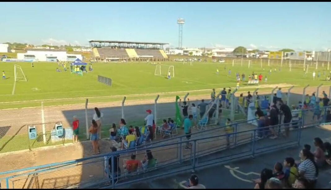 Mais de 200 crianças participam de campeonatos no Estádio Municipal de Vilhena, mas estrutura precária preocupa pais e organizadores