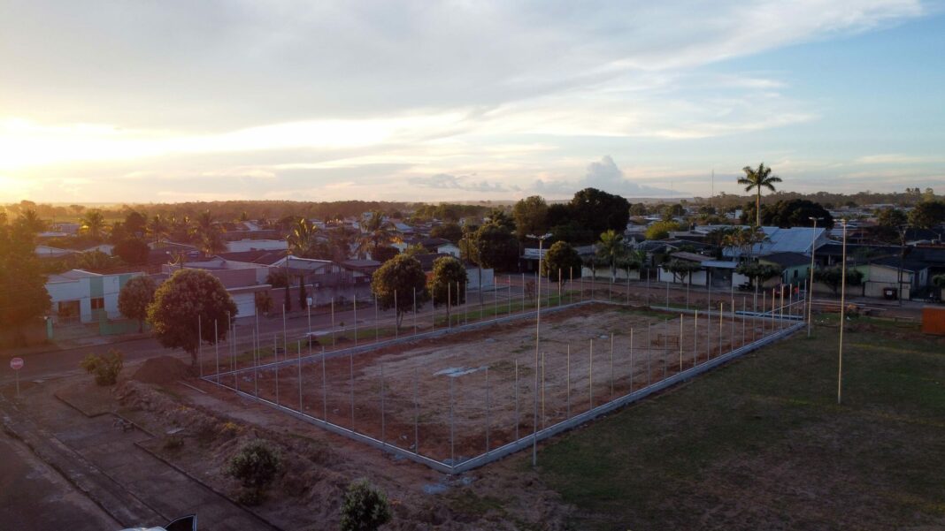 Deputado Ezequiel Neiva inspeciona as obras de construção de três campos de futebol society com gramado sintético em Vilhena