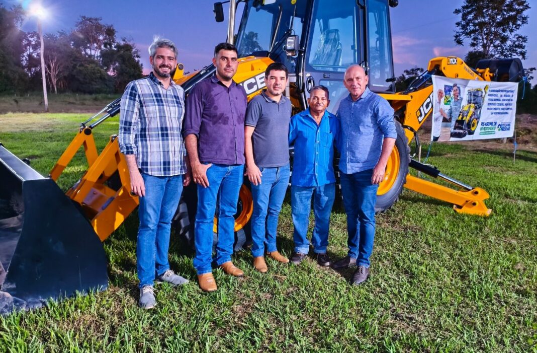 Investimento de Ezequiel Neiva garante retroescavadeira para produtores rurais de Corumbiara