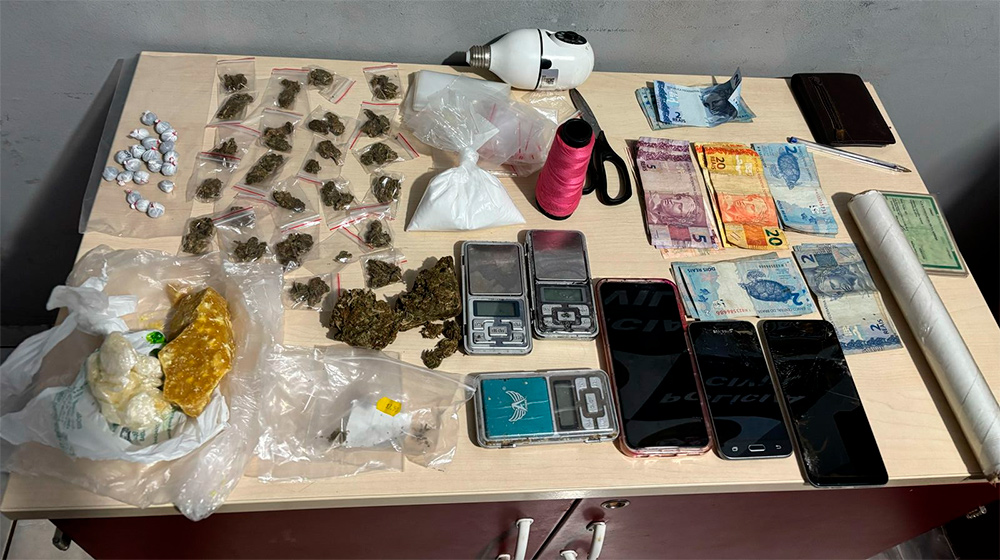 Mulher é presa com drogas e balanças de precisão em ação da Furtos e Roubos de Veículos