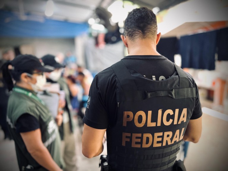 PF, em operação conjunta, fecha abrigo irregular e apura promoção de migração ilegal