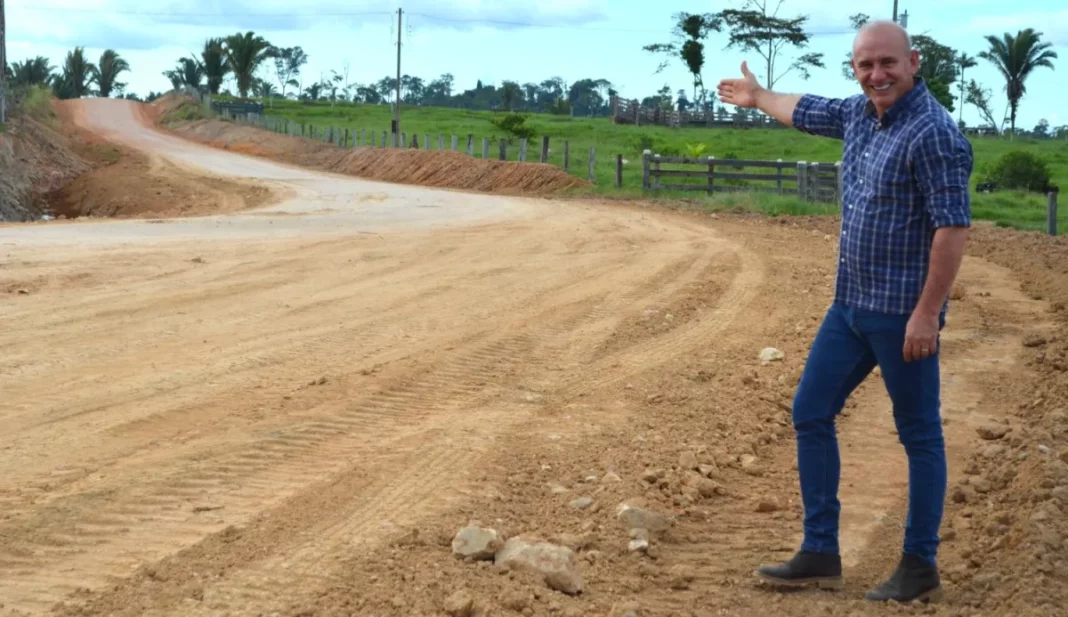 Deputado Ezequiel Neiva vistoria obra de recuperação da Linha 29-B, em Nova Mamoré