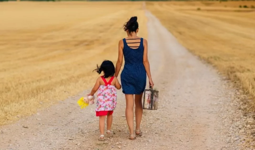 Auxílio Mãe Solteira pode pagar R$ 1.200 mensais