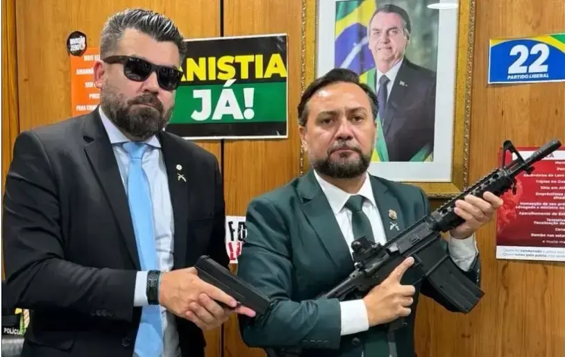 Deputado bolsonarista entra com fuzil e pistola em gabinete da Câmara