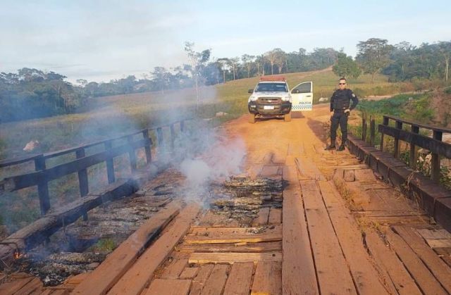 Governo é alvo de protesto em Chupinguaia; ponte é incendiada