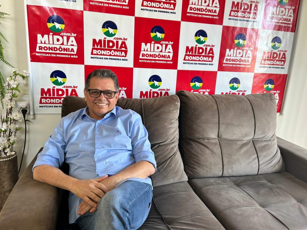 Professor Ribamar reafirma pré-candidatura a deputado estadual durante visita ao Mídia Rondônia