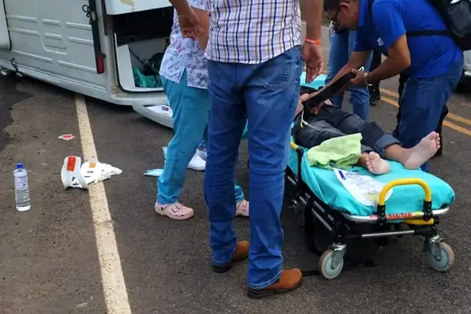 Ambulância com paciente capota na RO-133 no município de Vale do Anari