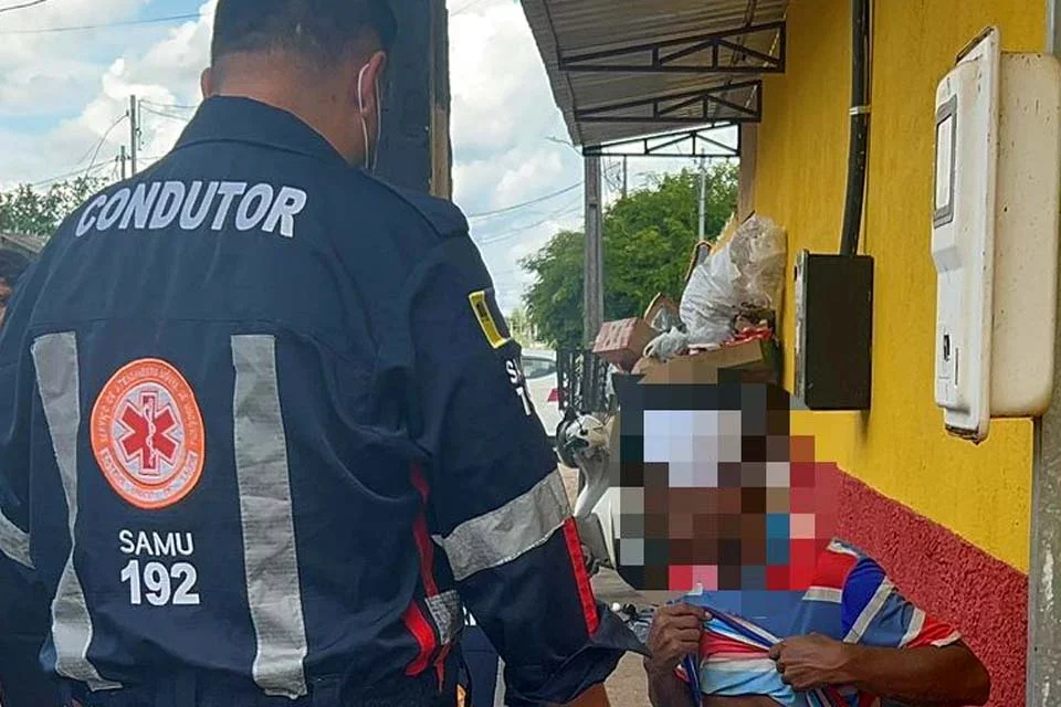 Homem pede socorro em comércio depois de ser esfaqueado na zona leste