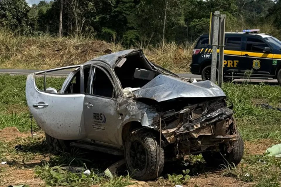 Caminhonete capota na BR-364 e fica completamente destruída
