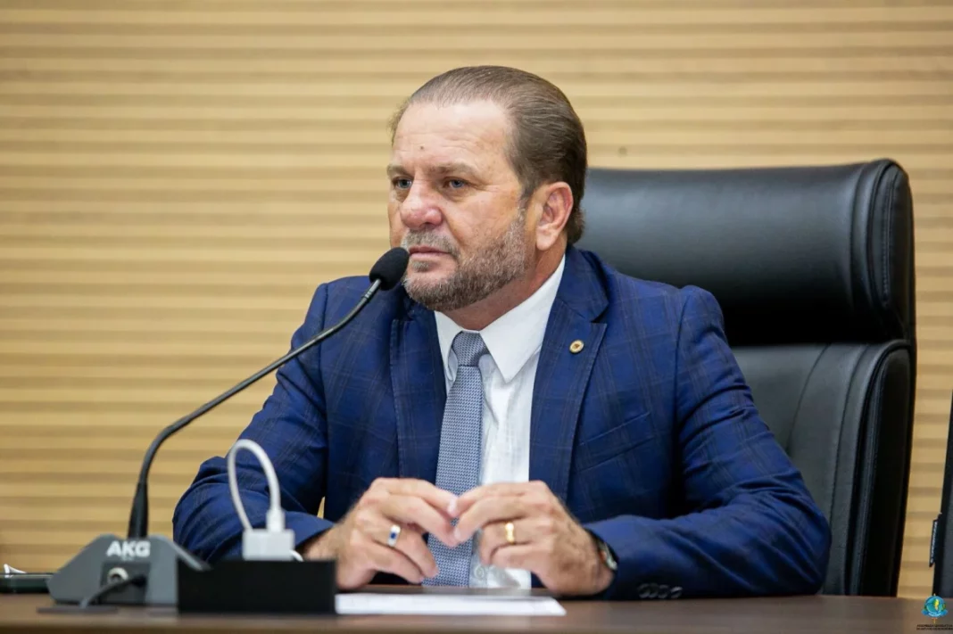 Cirone Deiró propõe criação do Bolsa Uniforme