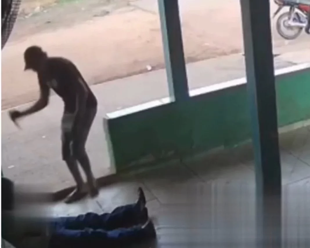 Câmeras de segurança flagram homem esfaqueando ex da mãe em bar