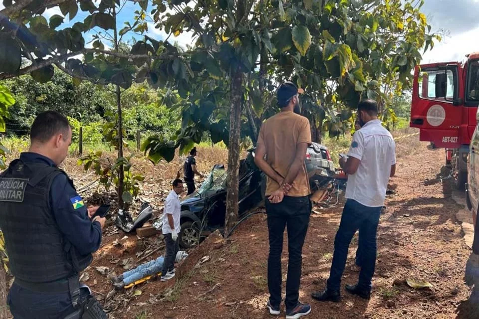 Motorista morre ao colidir veículo em árvore na Linha 623