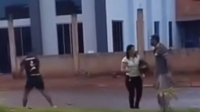 Marido pega mulher com outro em moto que ele havia dado de presente. VEJA VÍDEO
