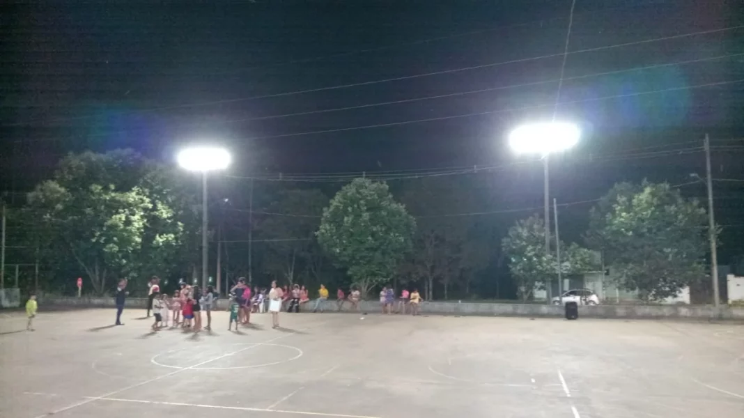 Prefeitura realiza manutenção nos refletores da quadra do Capelasso