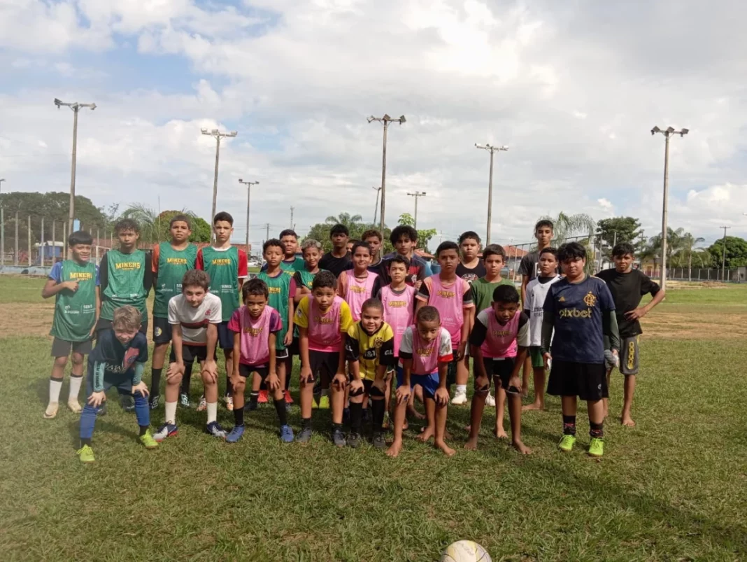 Semes inicia Escolinha de Futebol no Cedel BNH com grande participação