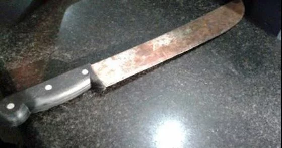 Homem mata amigo com golpes de facão, tenta fugir e é amarrado por testemunhas