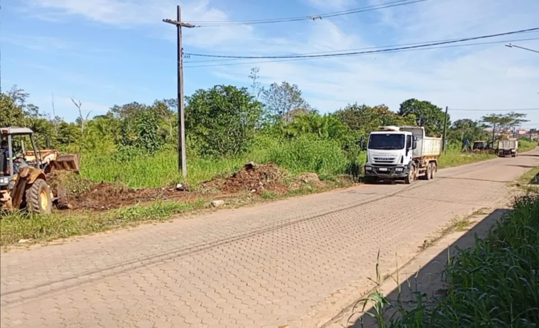 Prefeito Affonso acompanha limpeza da rua Rondônia