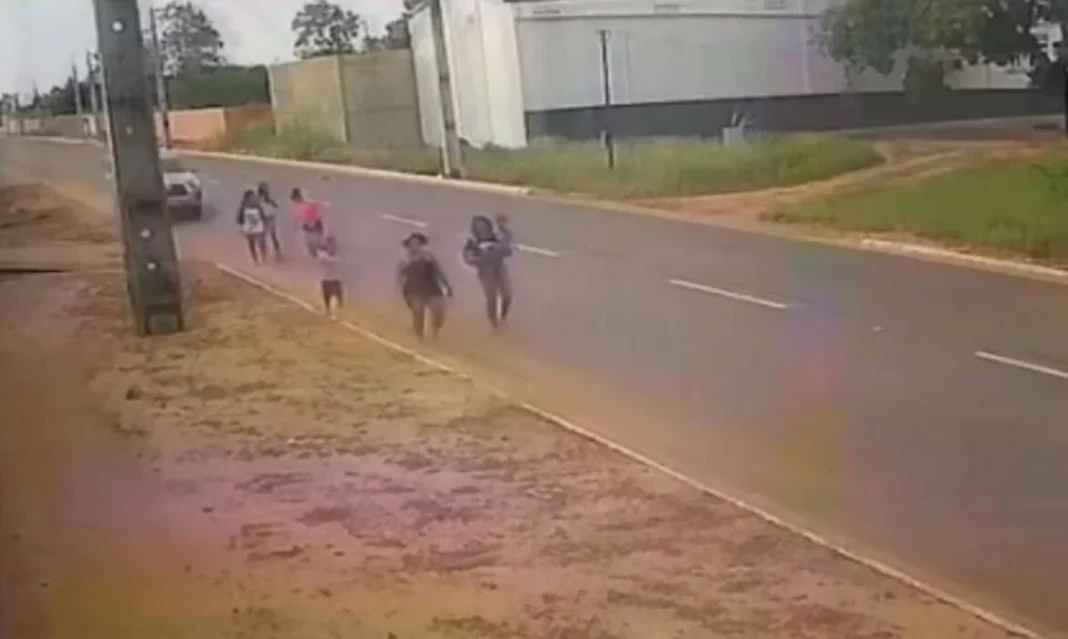 Jovem morre e sete ficam feridos após caminhonete em alta velocidade atropelar grupo; veja vídeo