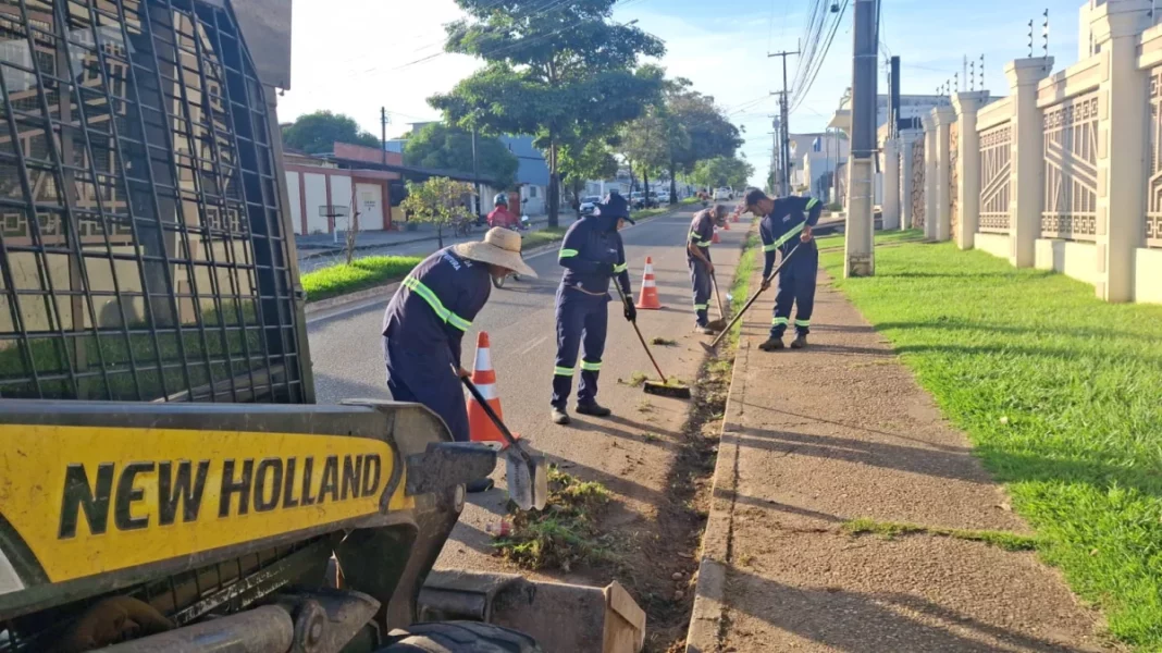 Prefeito Affonso determina limpeza de meios-fios e sarjetas no bairro Urupá