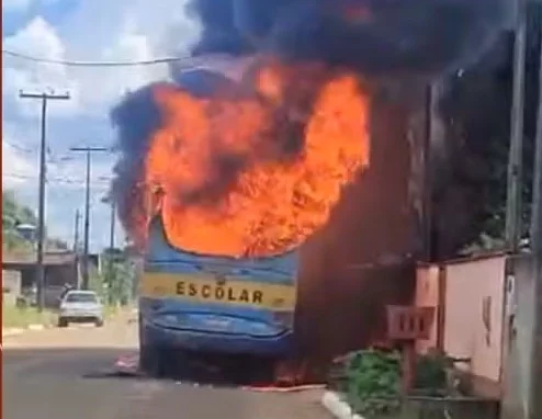 VÍDEO: ônibus escolar pega fogo após pane mecânica em Machadinho D’Oeste, RO