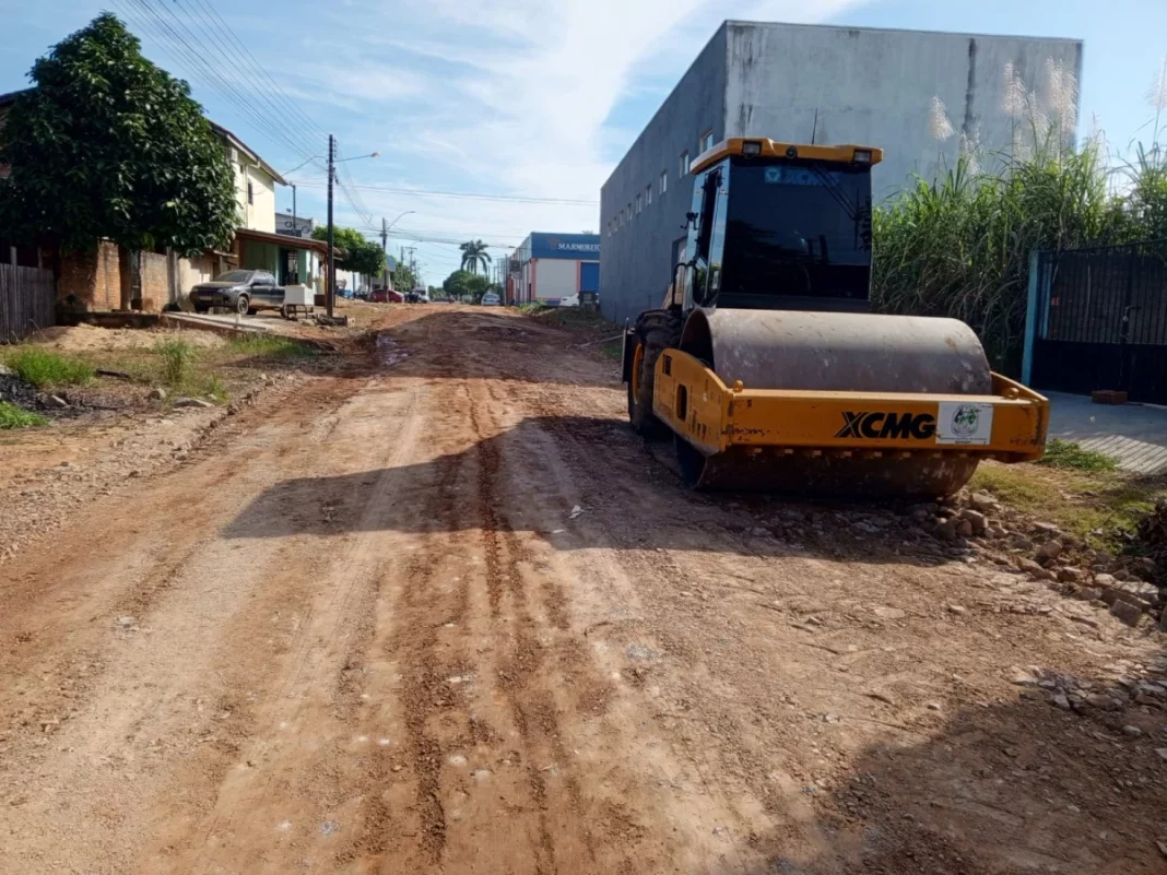 Patrolamento e compactação de ruas seguem determinação do prefeito Affonso Candido