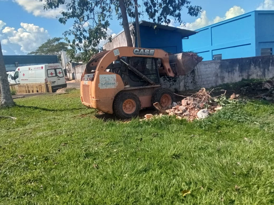 Equipe de limpeza realiza serviços no entorno do Hospital Municipal