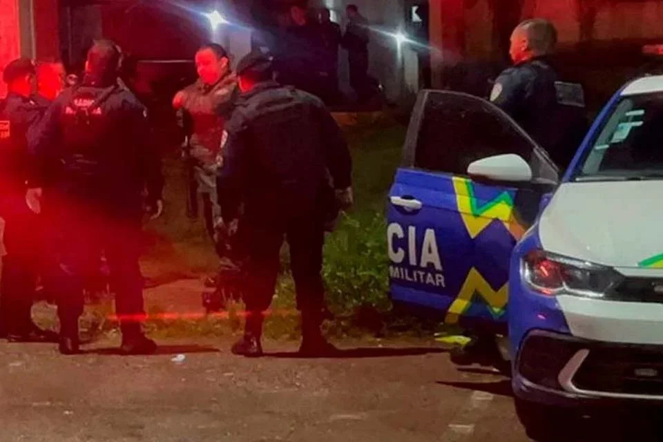 Homem destrói carro da ex-mulher que estava com namorado em motel