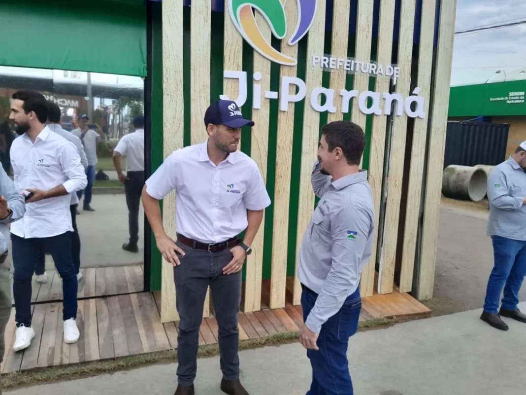 Prefeito Affonso despacha no estande da Rondônia Rural Show
