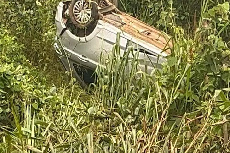 Motorista fica ferido após carro capotar em curva na BR-364
