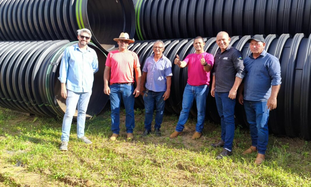 Emenda de Ezequiel Neiva beneficia área rural de Mirante da Serra com chegada de tubos PEAD