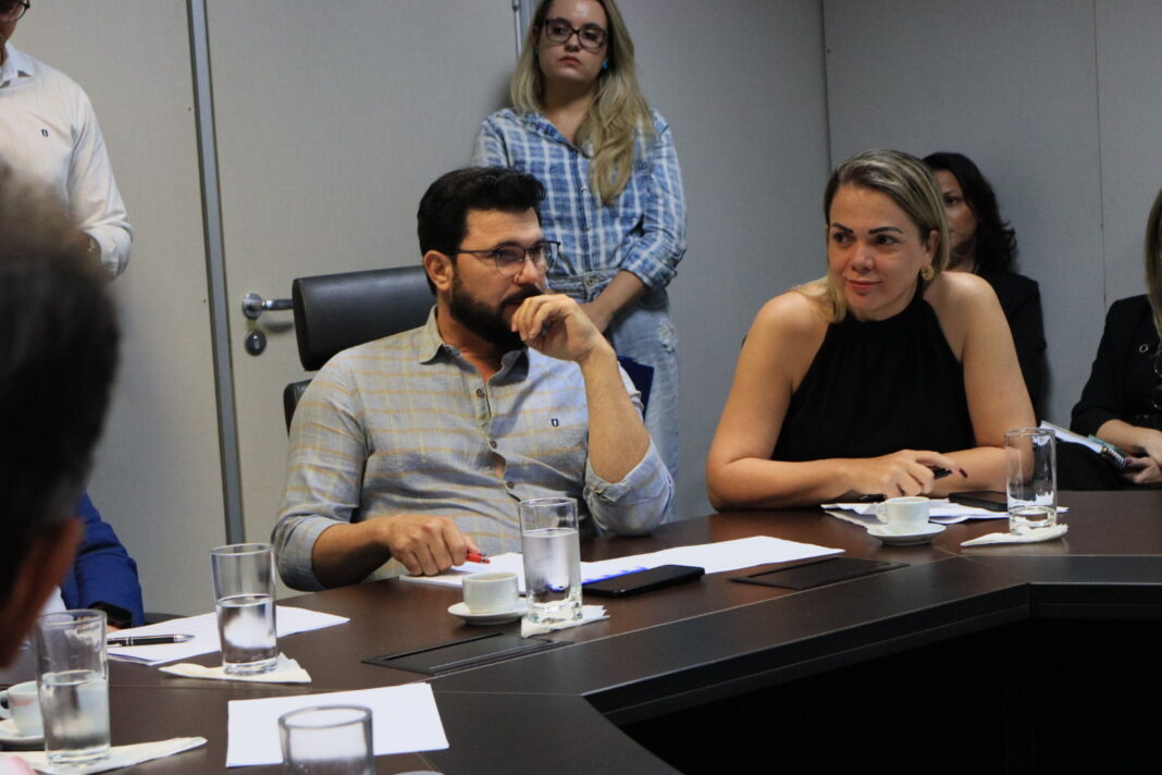 Cláudia de Jesus cobra valorização dos servidores da saúde