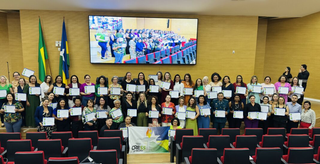 Assistentes sociais recebem votos de louvor da deputada Cláudia de Jesus