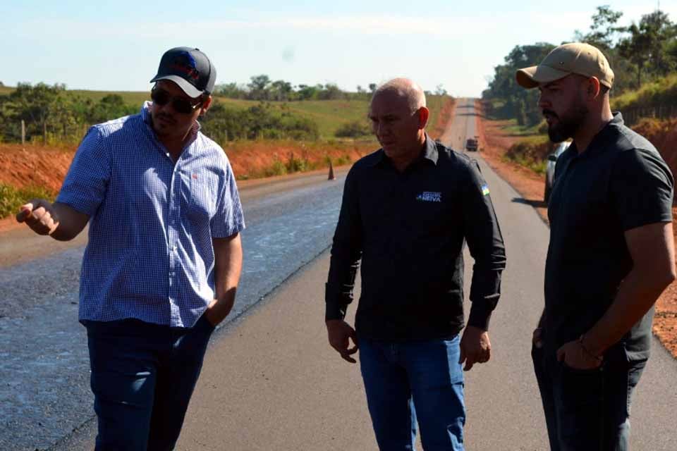 Ezequiel Neiva acompanha avanço da pavimentação da Rodovia do Boi e reforça compromisso com o Cone Sul