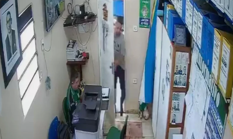 Urgente: professor ‘descontrolado’ esfaqueia diretor de escola; veja vídeo