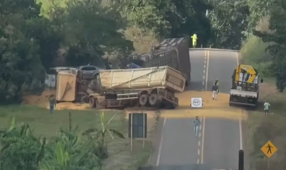VÍDEO: Homem morre preso às ferragens após acidente entre carreta e caminhão em RO
