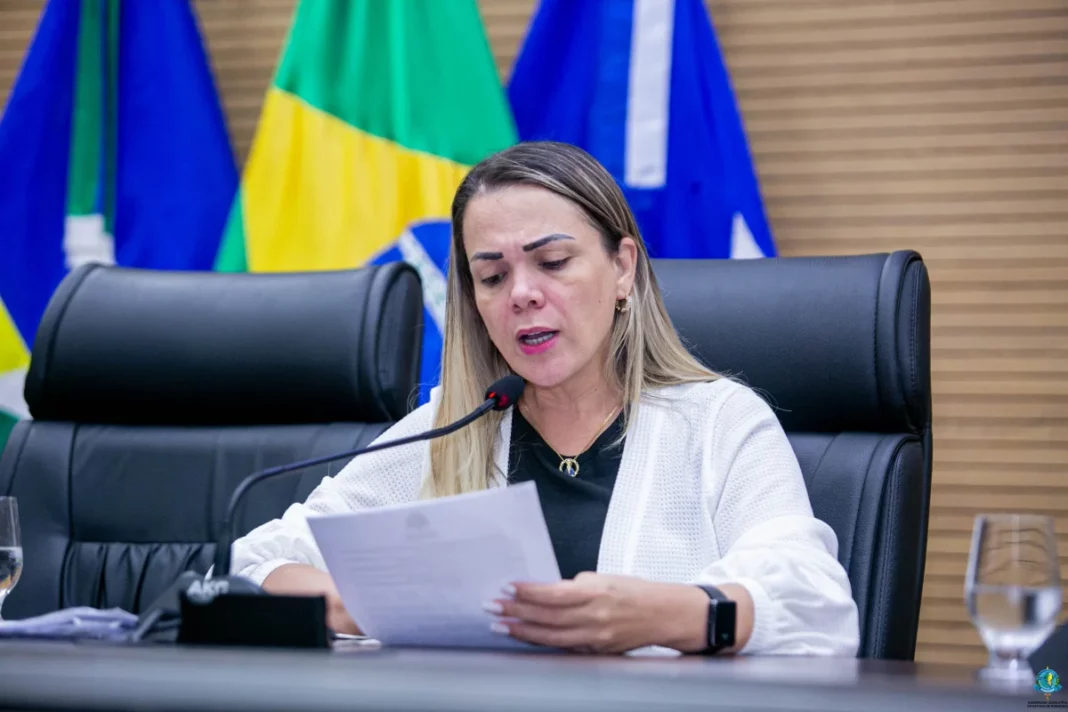 Governo de Rondônia acolhe proposta de Cláudia de Jesus sobre servidores da Caerd