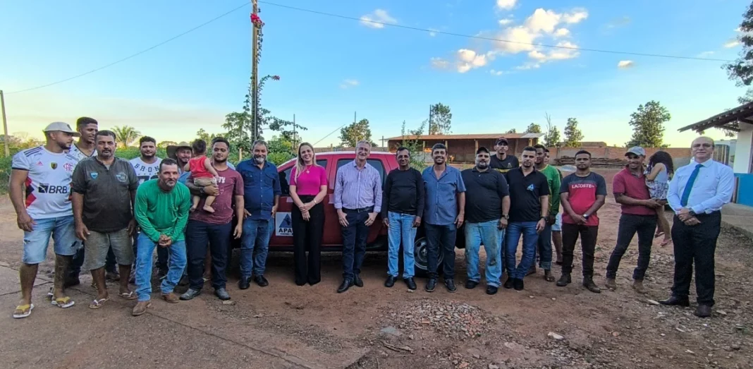 Deputada Cláudia de Jesus entrega veículo para associação de Cacoal