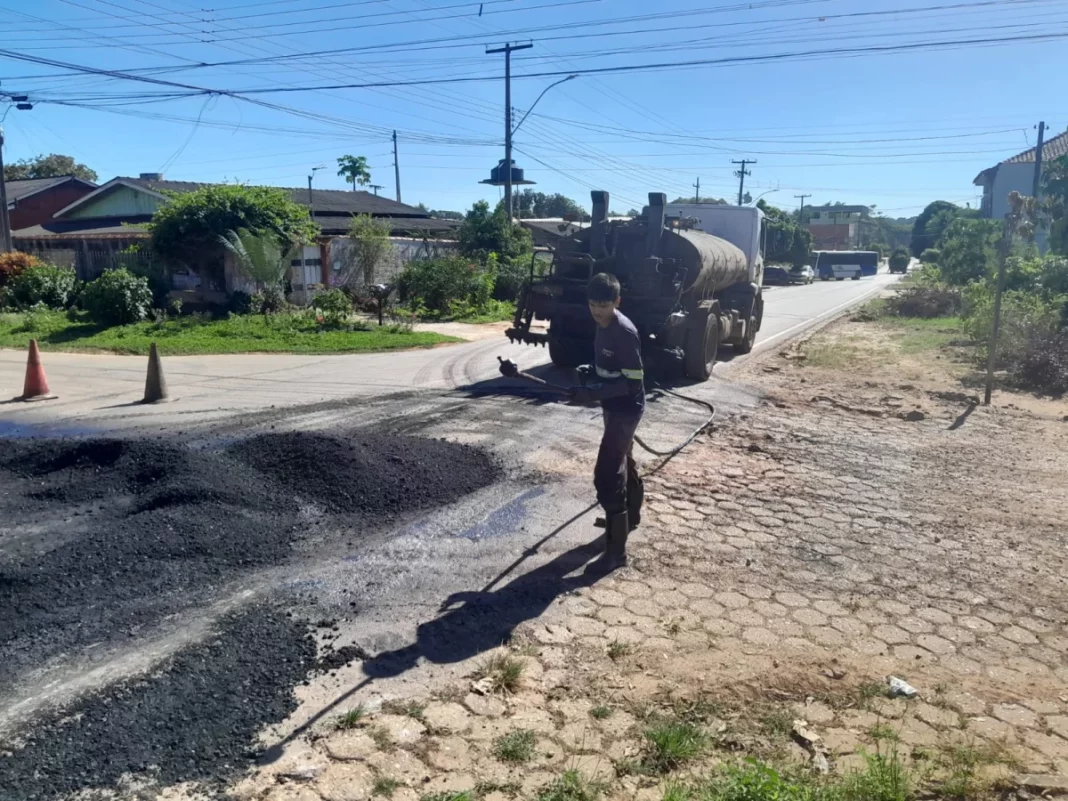 Bairro Santiago recebe equipe da Semosp com manutenção em ruas e avenidas