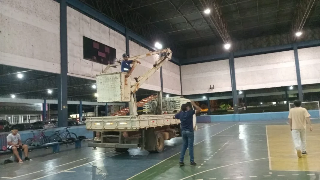 Equipe da Semosp realiza troca de lâmpadas no Ginásio Gerivaldão