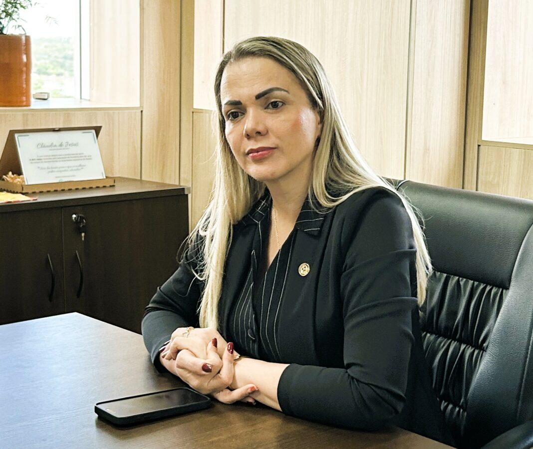 Cláudia de Jesus propõe ampliar licença-paternidade para servidores estaduais