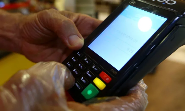 Golpe da maquininha se espalha pelo Brasil e esvazia conta das vítimas