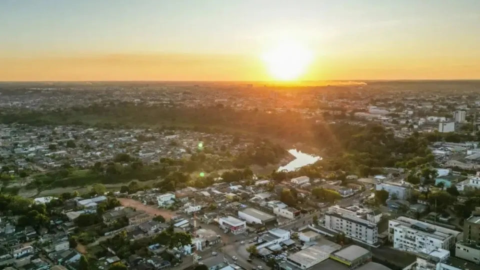 Quinta-feira de sol forte e calor em Rondônia