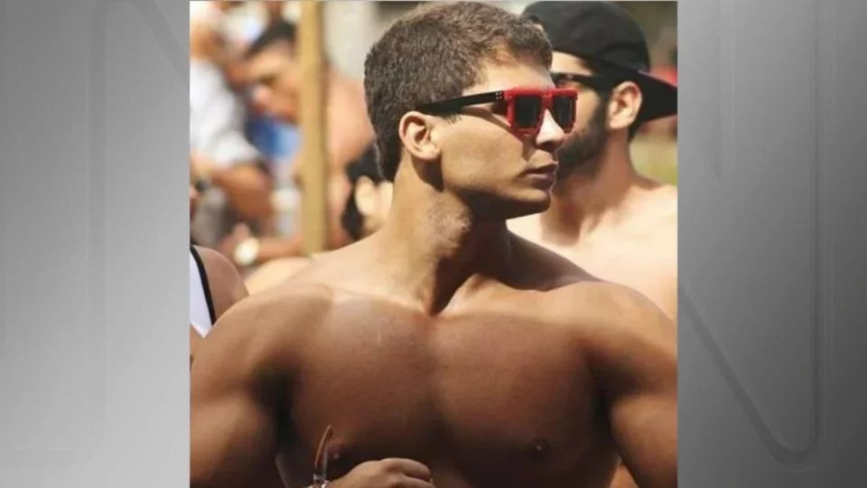 Criminoso dos 61 socos na namorada denuncia ter sido espancado na prisão