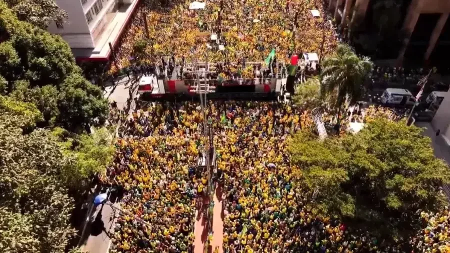 Ato pró-Bolsonaro leva 37 mil à Paulista, louva Trump e ataca Lula e Moraes